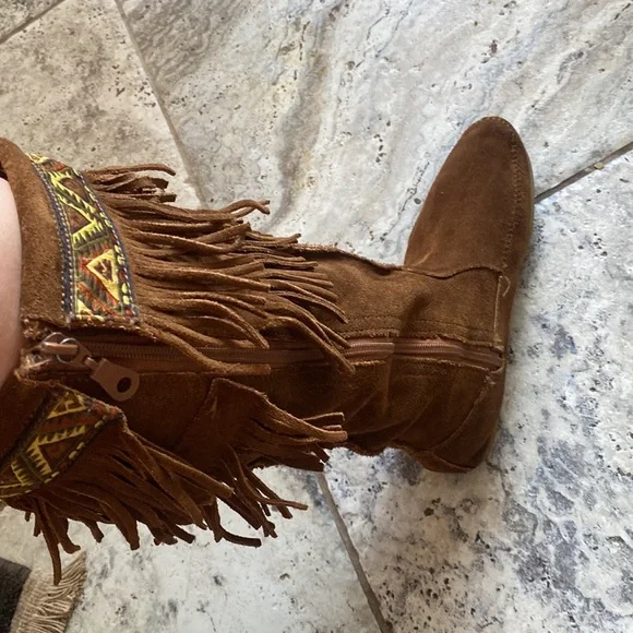 Minnetonka Side Zip Ribbon Trim Fringe Boots SZ 9 - Picture 2 of 12